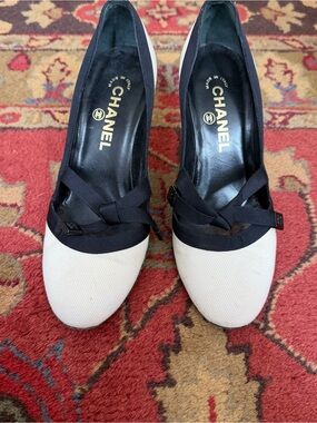Chanel vintage interlocking CC logo pumps. Size 37.